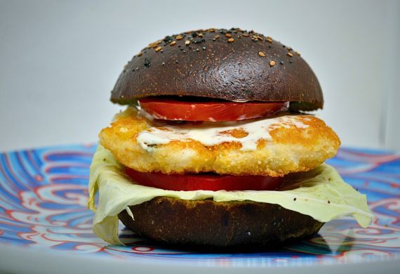 Fishburger con buns alla spirulina